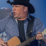 Garth Brooks and Blake Shelton Filmed The New Video For “Dive Bar” Underwater  {WATCH}